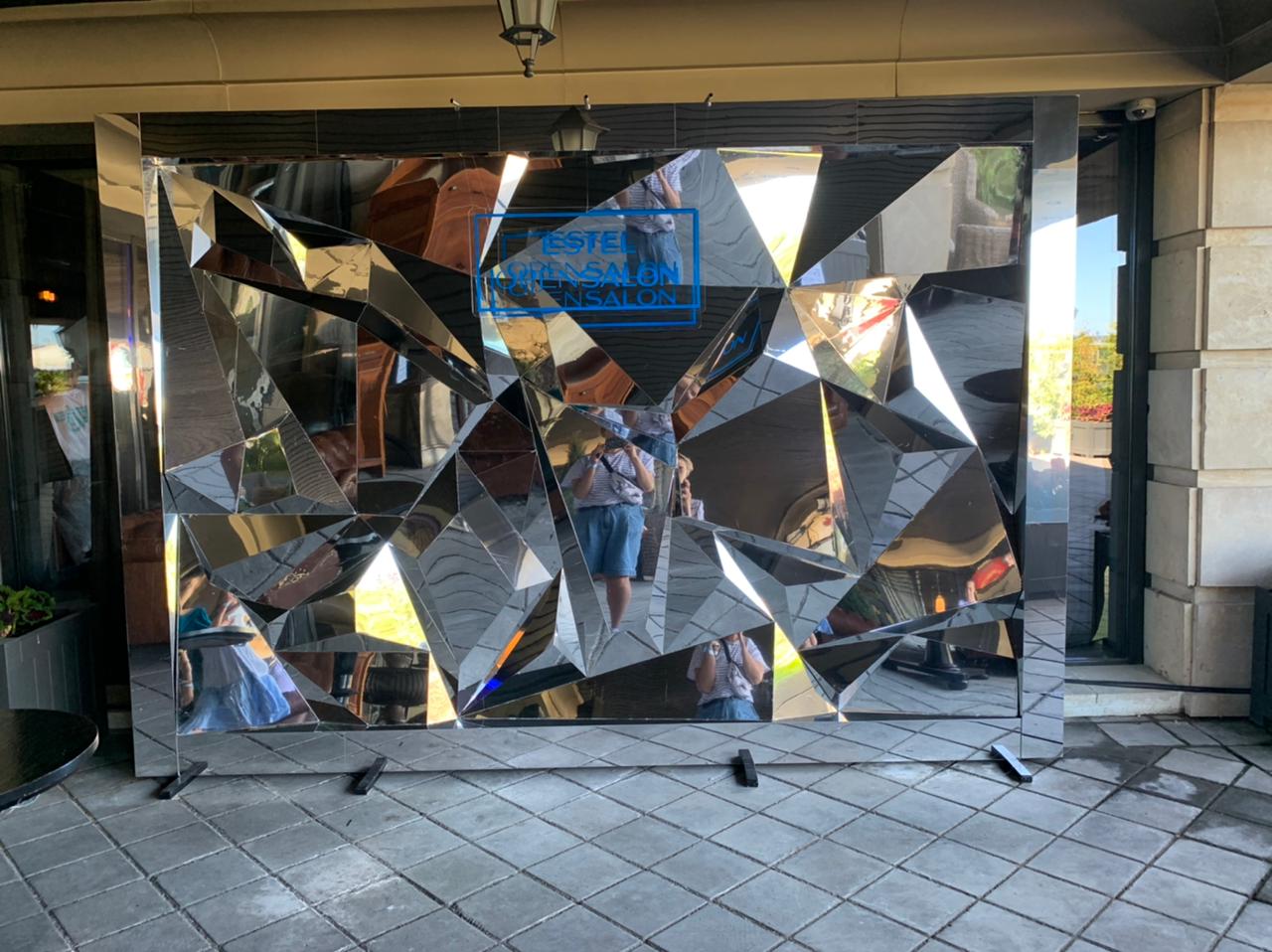 Полигональная зеркальная фотозона напрокат в Петербурге. 