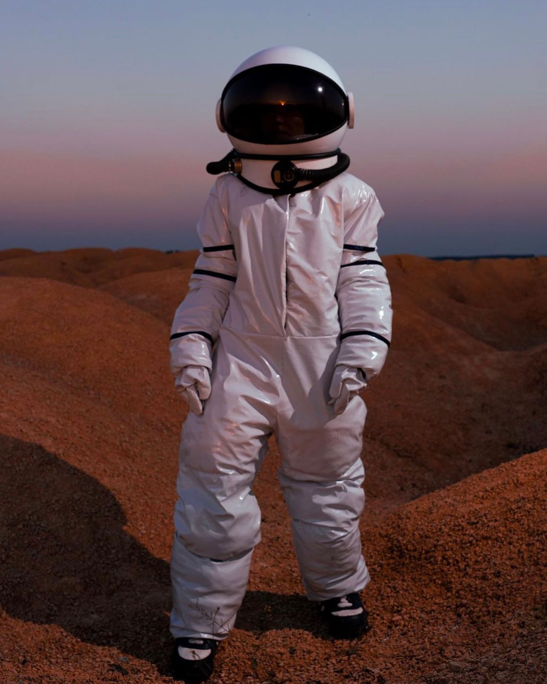 Костюм Космонавта. Девушка в костюме Космонавта. Черный костюм Космонавта. Глобус в костюме Космонавта.